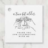 手描きのホワイトバースデーパーティーグッズ:A Tini Bit Older フェイバータグ (正面)