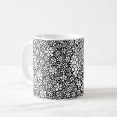 手描きのモノクロフラワーパターン コーヒーマグカップ (正面左)