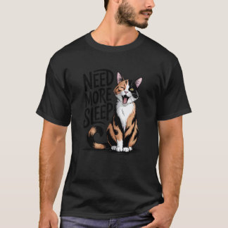 手描きの三毛猫、もっと寝たいおもしろデザイン Tシャツ