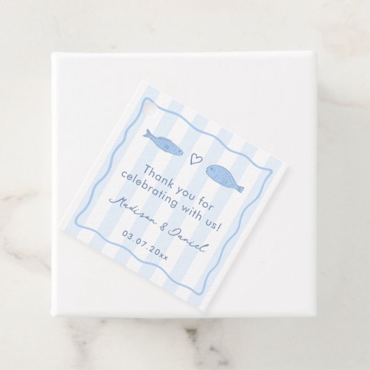 手描きの二匹の魚が海でカップル ブライダルシャワー フェイバータグ (インサイチュ)