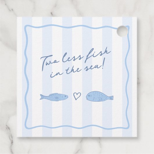手描きの二匹の魚が海でカップル ブライダルシャワー フェイバータグ (裏面)