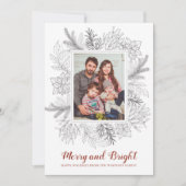 手描きの松の枝、ポインセチア、冬の実をフィーチャーした、素朴で明るいクリスマスの写真カード
 (正面)