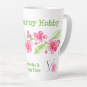 手描きの桜の花のニードルポイント グラニー カフェラテマグ (右アングル)