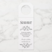 手描きの炭と白い花が乱れない ボトルネックタグ (正面)