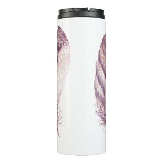 手描きの紫色およびピンクの水彩画の羽 タンブラー (裏面)