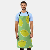手描きの継ぎ目のない模様で、レモンが黄色で描かれています。 エプロン (着用した状態)
