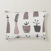 手描きの継ぎ目のない模様で、黒、cの植物が描かれています。 アクセントクッション (正面)