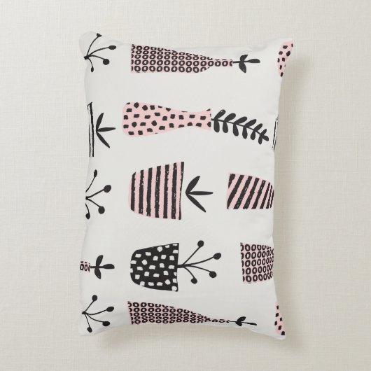 手描きの継ぎ目のない模様で、黒、cの植物が描かれています。 アクセントクッション (裏面(縦))