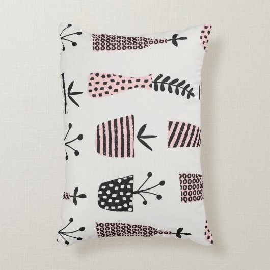 手描きの継ぎ目のない模様で、黒、cの植物が描かれています。 アクセントクッション (正面(垂直))