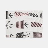 手描きの継ぎ目のない模様で、黒、cの植物が描かれています。 フリースブランケット (正面(横))