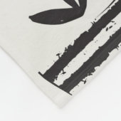 手描きの継ぎ目のない模様で、黒、cの植物が描かれています。 フリースブランケット (角)