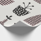 手描きの継ぎ目のない模様で、黒、cの植物が描かれています。 ラッピングペーパー (角)