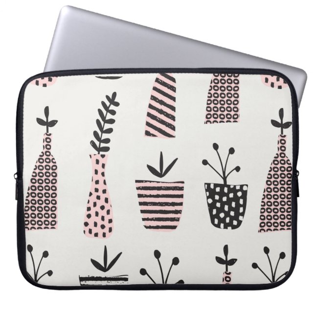 手描きの継ぎ目のない模様で、黒、cの植物が描かれています。 ラップトップスリーブ (正面)