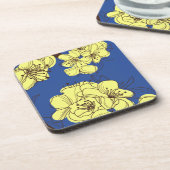手描きの黄色い野生の花を青に コースター (左側)