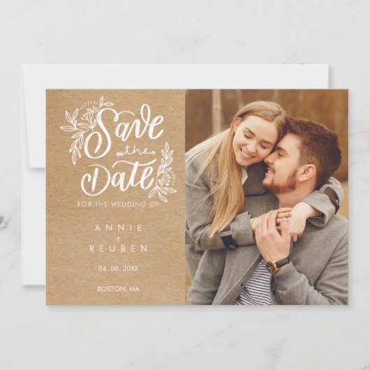 手描きスクリプトのフォト付きRustic Kraft Save the Date 招待状 (正面)