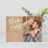 手描きスクリプトのフォト付きRustic Kraft Save the Date 招待状 (スタンド正面)