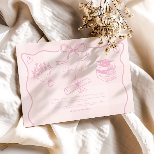 手描きピンク図解入りの、写真付きのの格子状卒業 サンキューカード