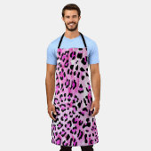 手描きピンク色のシームレスヒョウ柄 エプロン (着用した状態)