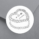 手描きヴィンテージケお洒落ーキ結婚ー ラウンドシール<br><div class="desc">パーソナライズされたヴィンテージケ結婚ーキのモノグラムのステッカー。このカスタム結婚式用シールは中心にヴィンテージスタイルケーキのイラストレーションを備えシンプル、カップルのモノグラムイニシャルと時計のないtouchのための日付をトッピングエレガントす結婚る。ミニマルデザインはクラシックセリフと手書きのスクリプトフォントの組み合わせを使用し保て、洗練された見た目は近づきやすい。完全にカスタマイズ可能で、文字とレイアウトを自分のテーマに合結婚わせて調整できる。招待状のシールや飾お気に入り、touchを貼り付け結婚、お祝いに魅力と洗練を与えるシールに最適。</div>