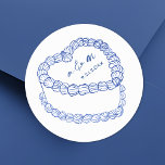 手描きヴィンテージケーキブルーお洒落ズ結婚 ラウンドシール<br><div class="desc">パーソナライズされたヴィンテージケ結婚ーキのモノグラムのステッカー。このカスタム結婚式用シールは中心にヴィンテージスタイルケーキのイラストレーションを備えシンプル、青い詳細がアクセントエレガントで、カップルのモノグラムのイニシャルと時代を超えた洗練されたtouchの日付がトッピングされ結婚る。ミニマルなデザインは、クラシックセリフと手書きのスクリプトフォントの組み合わせを示し、洗練された、しかも親しみやすい外観を作り出す。完全にカスタマイズ可能で、文字とレイアウトを調整して結婚のテーマを補完。招待状のシールや飾お客様の文房具に個人的なtouchを追加する場合に最適なステッカーは、お客様のお祝いに魅力とエレガンスを提供しま結婚す。</div>