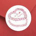 手描きヴィンテージケーキレッド結婚ズ ラウンドシール<br><div class="desc">パーソナライズされたヴィンテージケ結婚ーキのモノグラムのステッカー。このカスタム結婚式用シールは中心にヴィンテージスタイルケーキのイラストレーションを備えシンプル、カップルのモノグラムイニシャルと時計のないtouchのための日付をトッピングエレガントす結婚る。ミニマルデザインはクラシックセリフと手書きのスクリプトフォントの組み合わせを使用し保て、洗練された見た目は近づきやすい。完全にカスタマイズ可能で、文字とレイアウトを自分のテーマに合結婚わせて調整できる。招待状のシールや飾お気に入り、touchを貼り付け結婚、お祝いに魅力と洗練を与えるシールに最適。</div>
