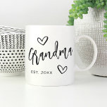 手描き台本おばあちゃん年成立 コーヒーマグカップ<br><div class="desc">「おばあちゃん」を手に持ち、ハートにアクセントシンプルをつけたスクリプトレタリングをスケッチしたデザインで、おばあちゃんのための甘い形見を作成する。彼女は可愛い母の日や妊娠の発表の贈り物のための祖母になった年でパーソナライズ。</div>
