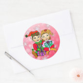 手描き小妖精や小人の女の子とギフトを持つ男の子 ラウンドシール (封筒)