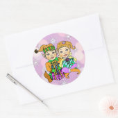 手描き小妖精や小人の女の子とギフトを持つ男の子 ラウンドシール (封筒)