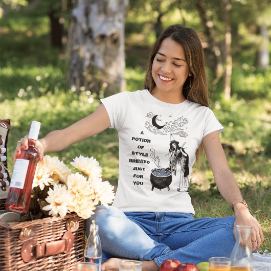 手描き魔女Brew Tees – ハロウィーンをかき混ぜる Tシャツ