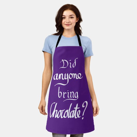 手書きおもしろいチョコレート引用文ユーモア紫 エプロン (着用した状態)