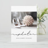 手書きで延期された結婚式の最新情報の写真 案内状 (スタンド正面)