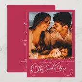 手書きのイニシャル ヴィバ・マゼンタ フォト エンゲージメント 招待状 (正面/裏面)