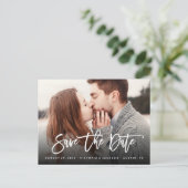 手書きのタイポグラフィウェディング日付を保存する写真 案内ポストカード (スタンド正面)