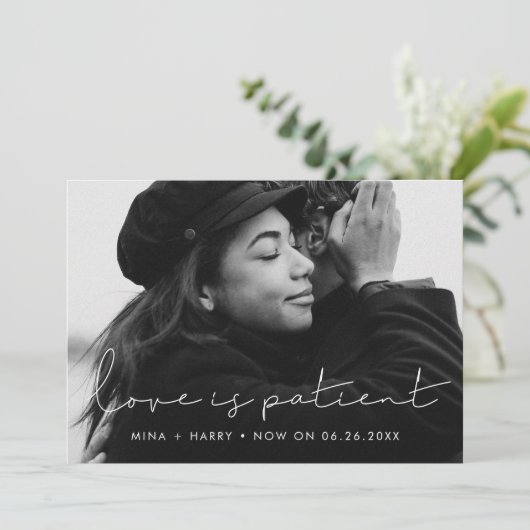 手書きのミニマルなデザインの「愛は忍耐」ウェディング 案内状 (スタンド正面)