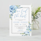 手書きのレタリングブルーのフローラが結び目を結んだ 招待状 (スタンド正面)