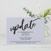 手書きの延期された結婚式のダスティーブルーカード 招待状 (スタンド正面)