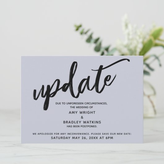 手書きの延期された結婚式のダスティーブルーカード 招待状 (スタンド正面)