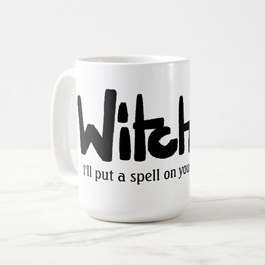 手書きの黒インクで「魔女」と書かれた文字 コーヒーマグカップ (正面左)