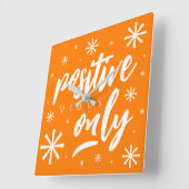 手書きアップビート前向きの陽気な雰囲気のみ スクエア壁時計 (傾斜)