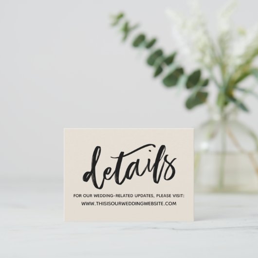 手書きカジュアルのシンプル結婚詳細クリーム エンクロージャーカード (スタンド正面)