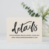 手書きカジュアルのシンプル結婚詳細クリーム エンクロージャーカード (スタンド正面)