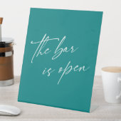 手書きコンテンポラリーバーが開いているティール（緑がかった色） 台座サイン (インサイチュ)