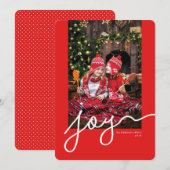 手書きフォントの「ジョイ」がデザインされた、モダンでクラシックな写真ホリデーカード。 このホリデーシ シーズンカード (正面/裏面)