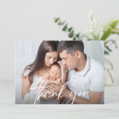 手書きモダンスクリプトベビー写真誕生 サンキューカード (スタンド正面)