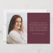 手書きモダンスクリプトマルーン写真卒業 案内状 (裏面)