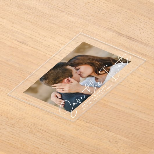 手書きモダンホワイトスクリプト日付の保存 アクリル招待状 (レイダウン)