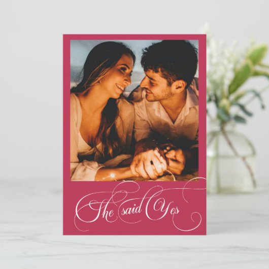 手書きモノグラムビバマゼンタフォト婚約 招待状 (スタンド正面)