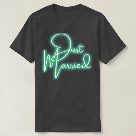 手書き型発表たった今結婚しましたグリーンDes Tシャツ (デザイン正面)