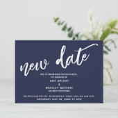 手書き延期結婚の新しい日付ネイビーブルー 招待状 (スタンド正面)