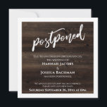 手書き延期結婚式の木製カード 招待状<br><div class="desc">このデザインは、モダンで手書きのスクリプトフォントを使用して「延期」という文字を大きく太く表現しています。背景には、水平の木の板を使用したラスティックな木のグラフィックが敷き詰められています。さらに大胆な効果を加えるために、カードの前面の端に太い白い枠線を配置しました。テンプレートフィールドを使用して、個人の詳細を追加し、このユニークでモダンなデザインを自分だけのものにしてください。特別なリクエストやカスタマイゼーションの支援が必要な場合は、お気軽にお問い合わせください。 // 100 //</div>